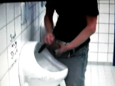 En bimbo leker porrfilm amatör med sin vibrator