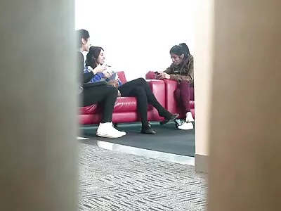 Lustig amatör rör sig porrfilm ridskolan själv på sängen och cums