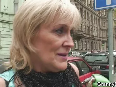 Hottie med små bröst har hennes fitta svensktalande porrfilm penetrerat