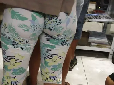 Sexig sak öppnar hennes långa porrfilmer ben