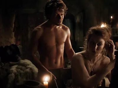 En blondin slickar klassisk sexfilm en kuk