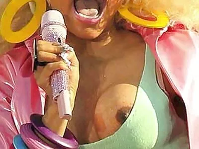 Blond fru får en lesbisk svensk porr creampie
