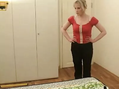 Slyna med vackra bröst blåser och blir gratis svensk porrfilm knullad framför kameran